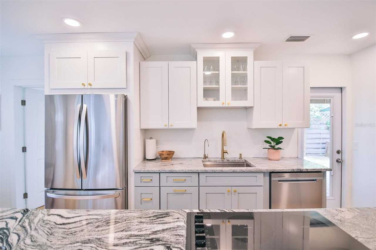 2181 Hyde Park St - Photo 5 of 17