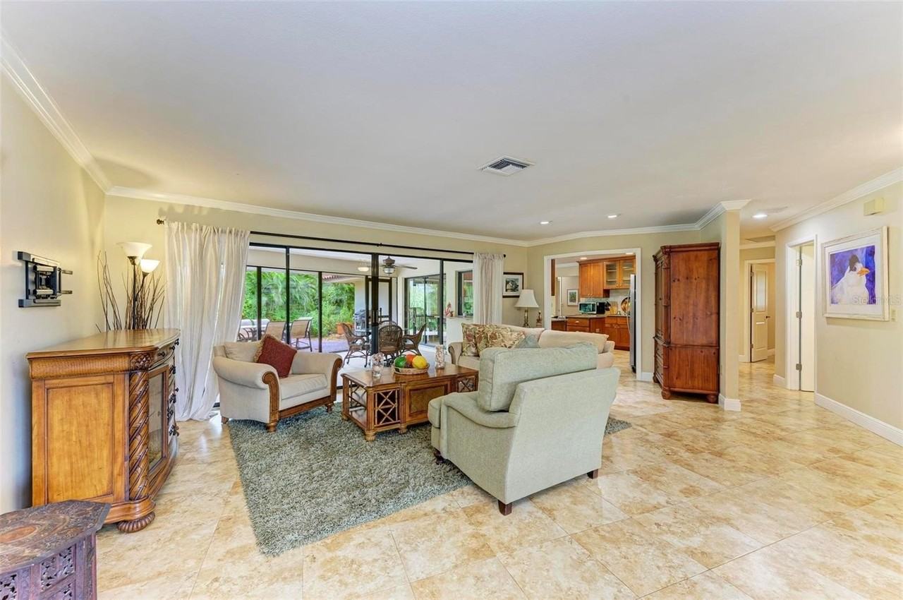 221 Lookout Point Dr - Photo 3 of 47