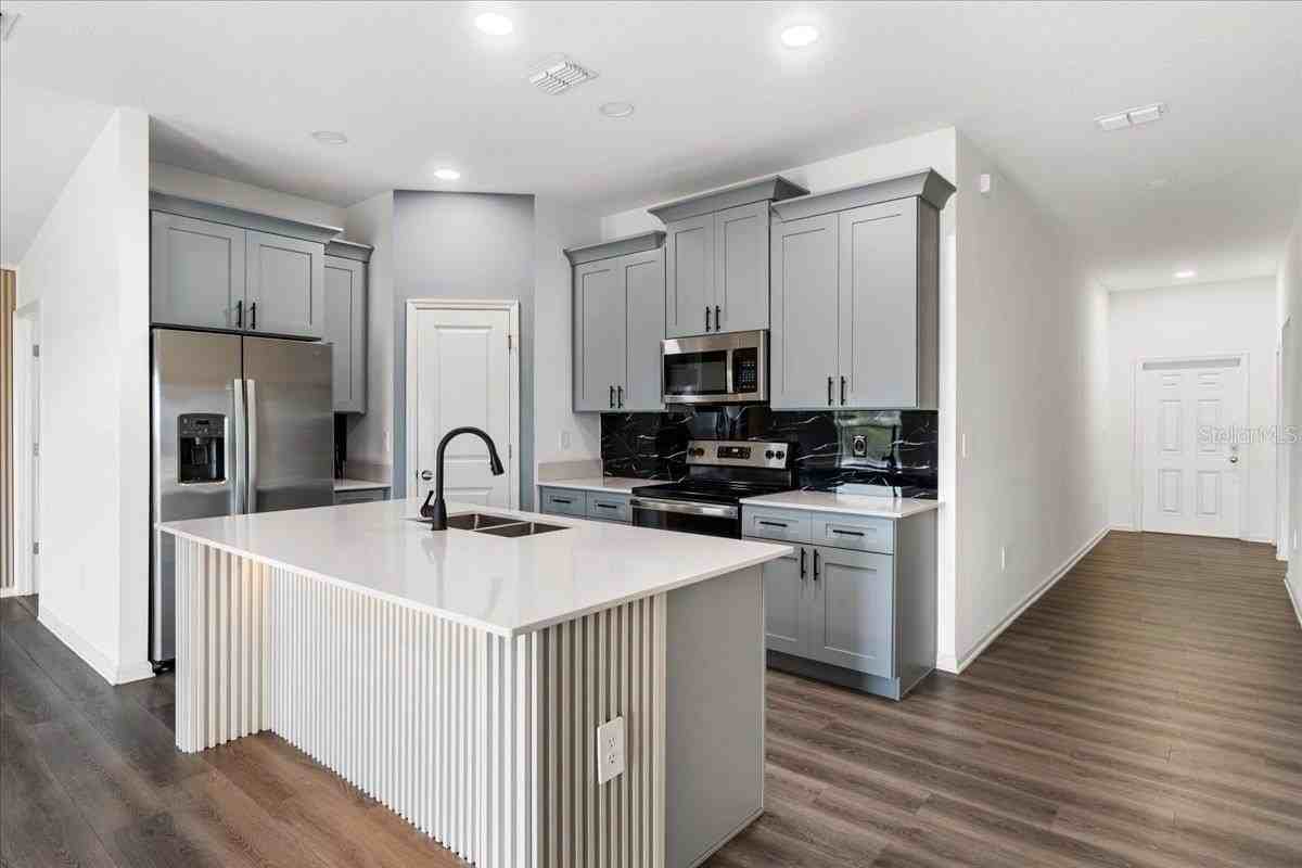 946 Laurel View Way - Photo 4 of 17