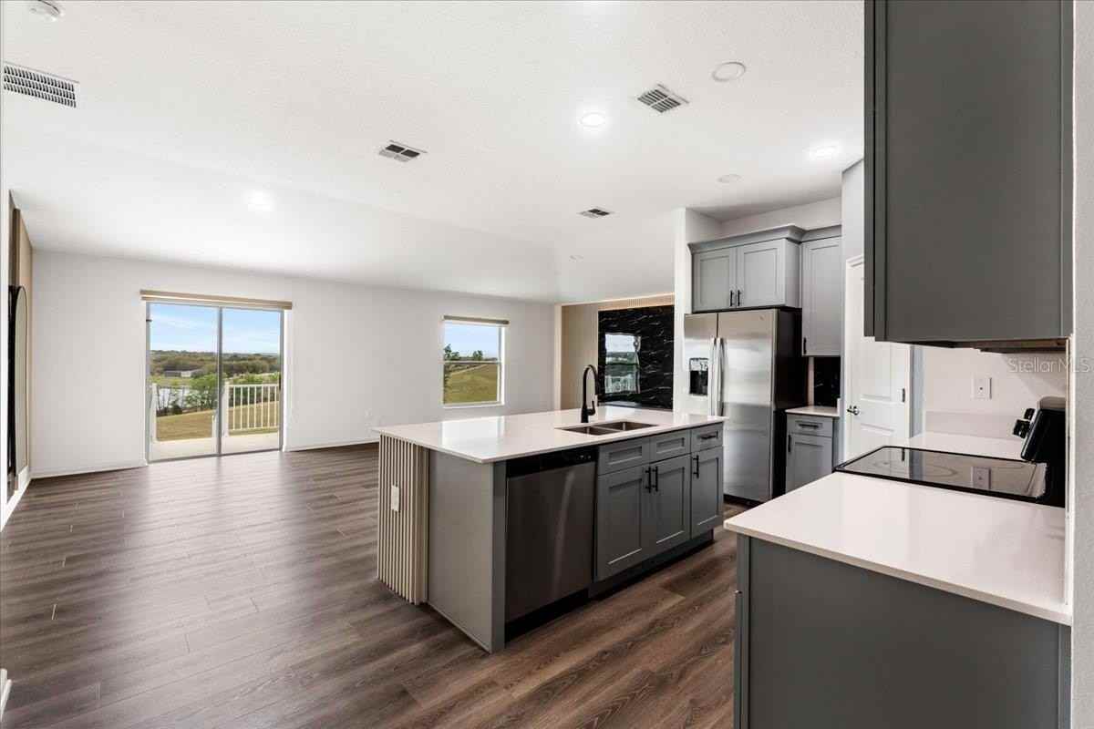 946 Laurel View Way - Photo 5 of 17