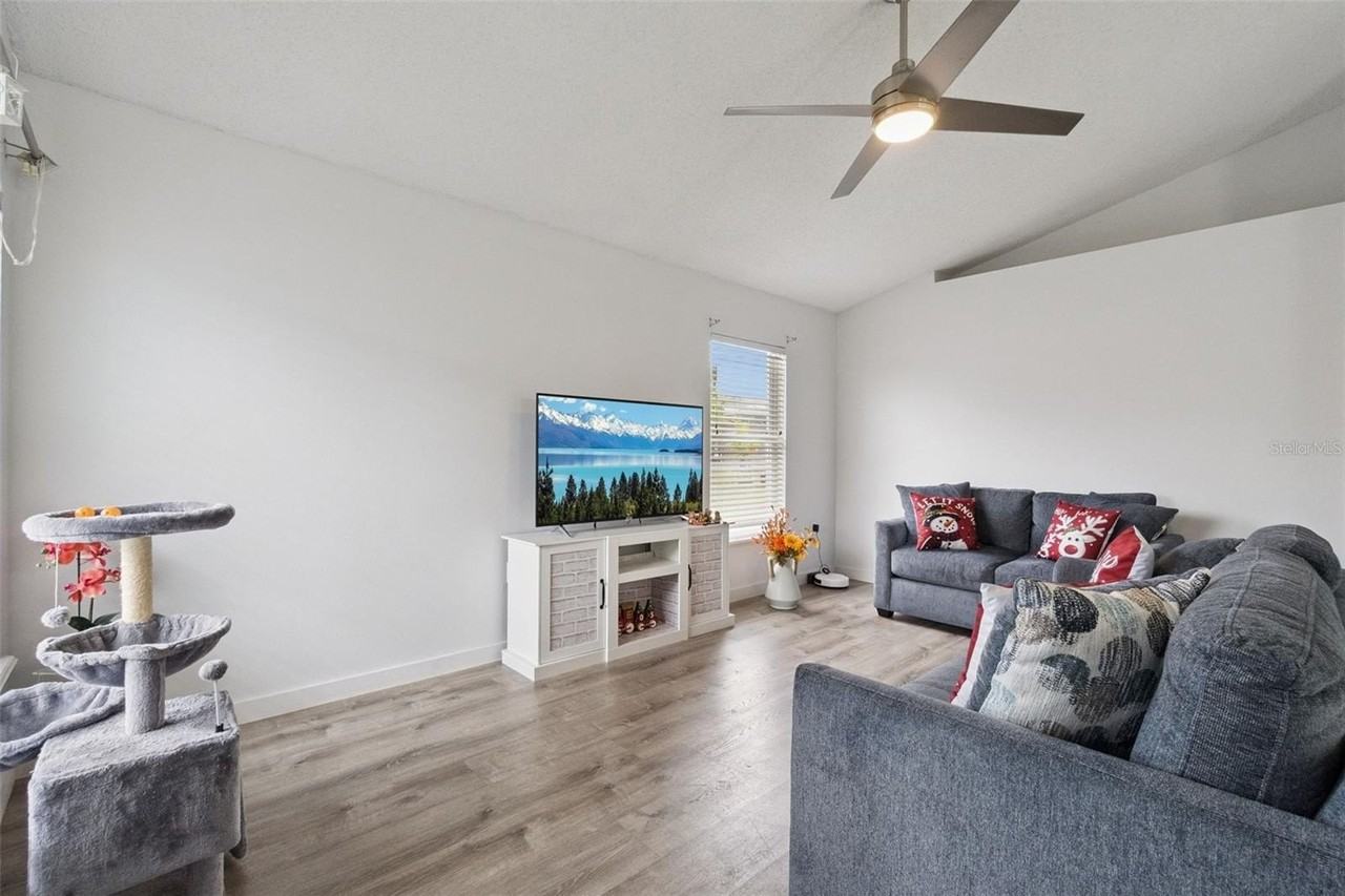 2409 Lincolnshire Ct - Photo 2 of 18