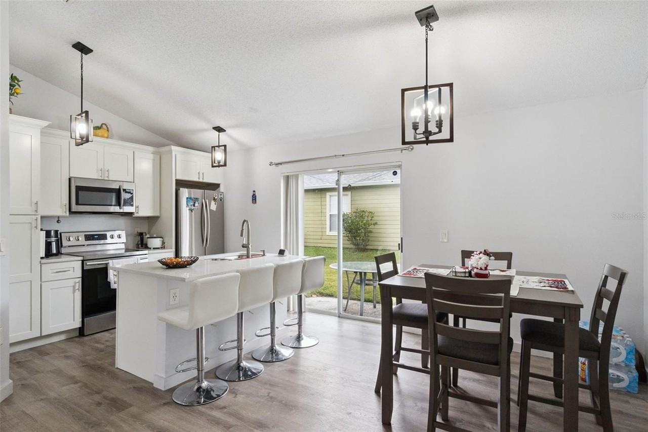 2409 Lincolnshire Ct - Photo 3 of 18