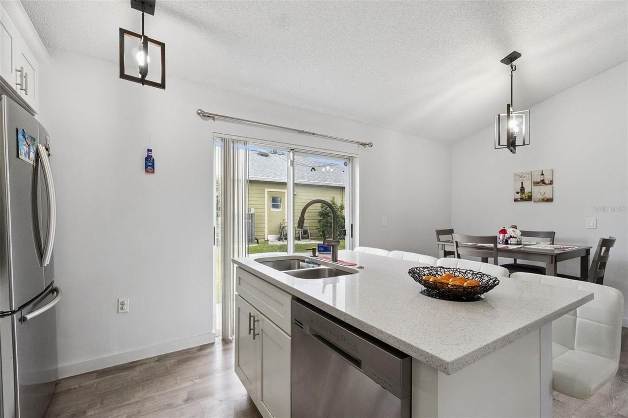 2409 Lincolnshire Ct - Photo 4 of 18