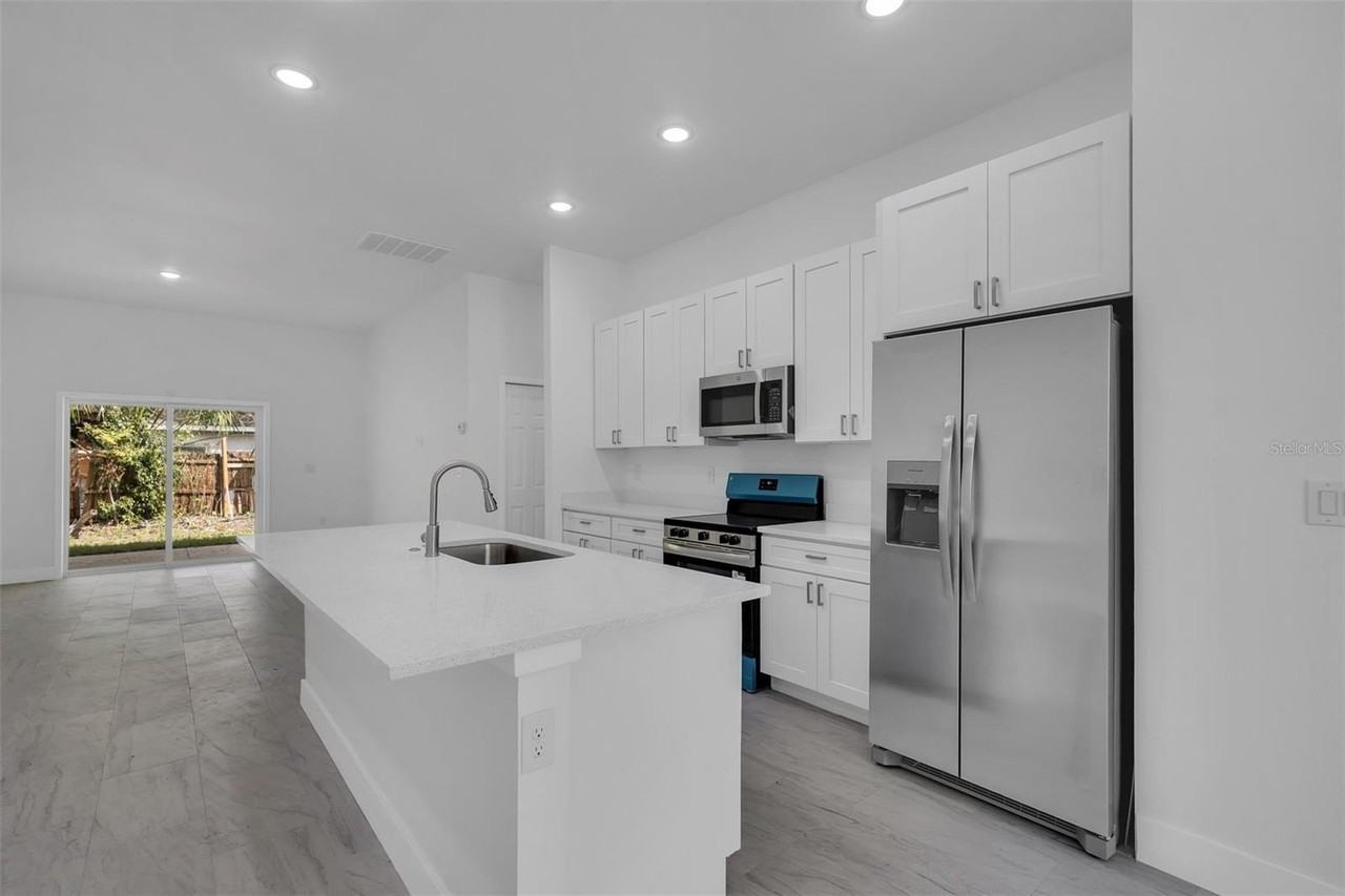 1221 Sw 5th St - Photo 4 of 7