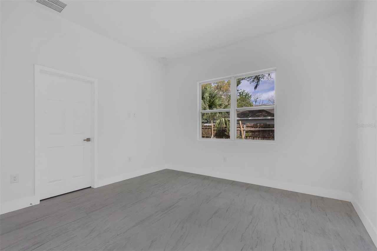 1221 Sw 5th St - Photo 5 of 7