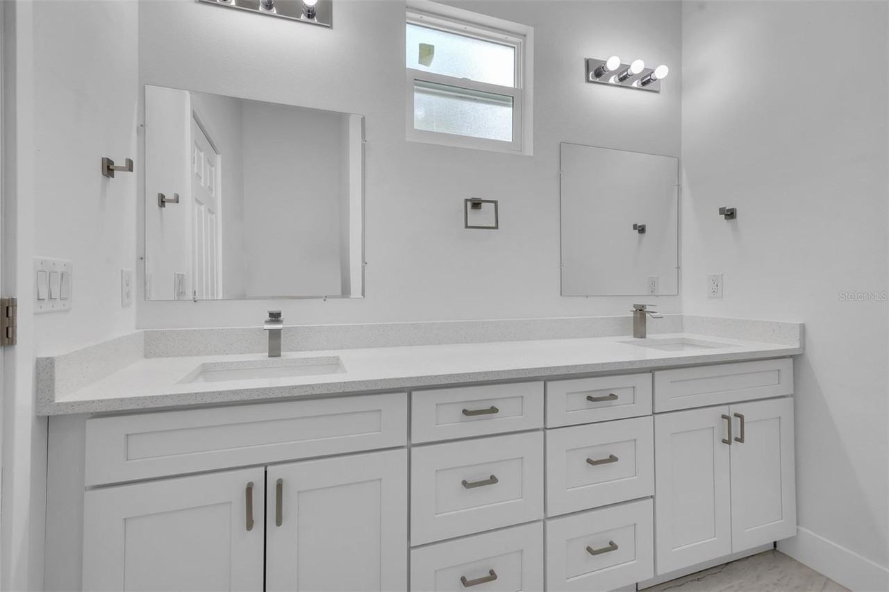 1221 Sw 5th St - Photo 6 of 7