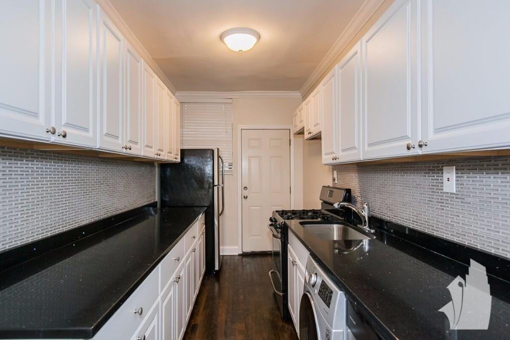 724 W Roscoe St #0SGDN - Photo 3 of 8