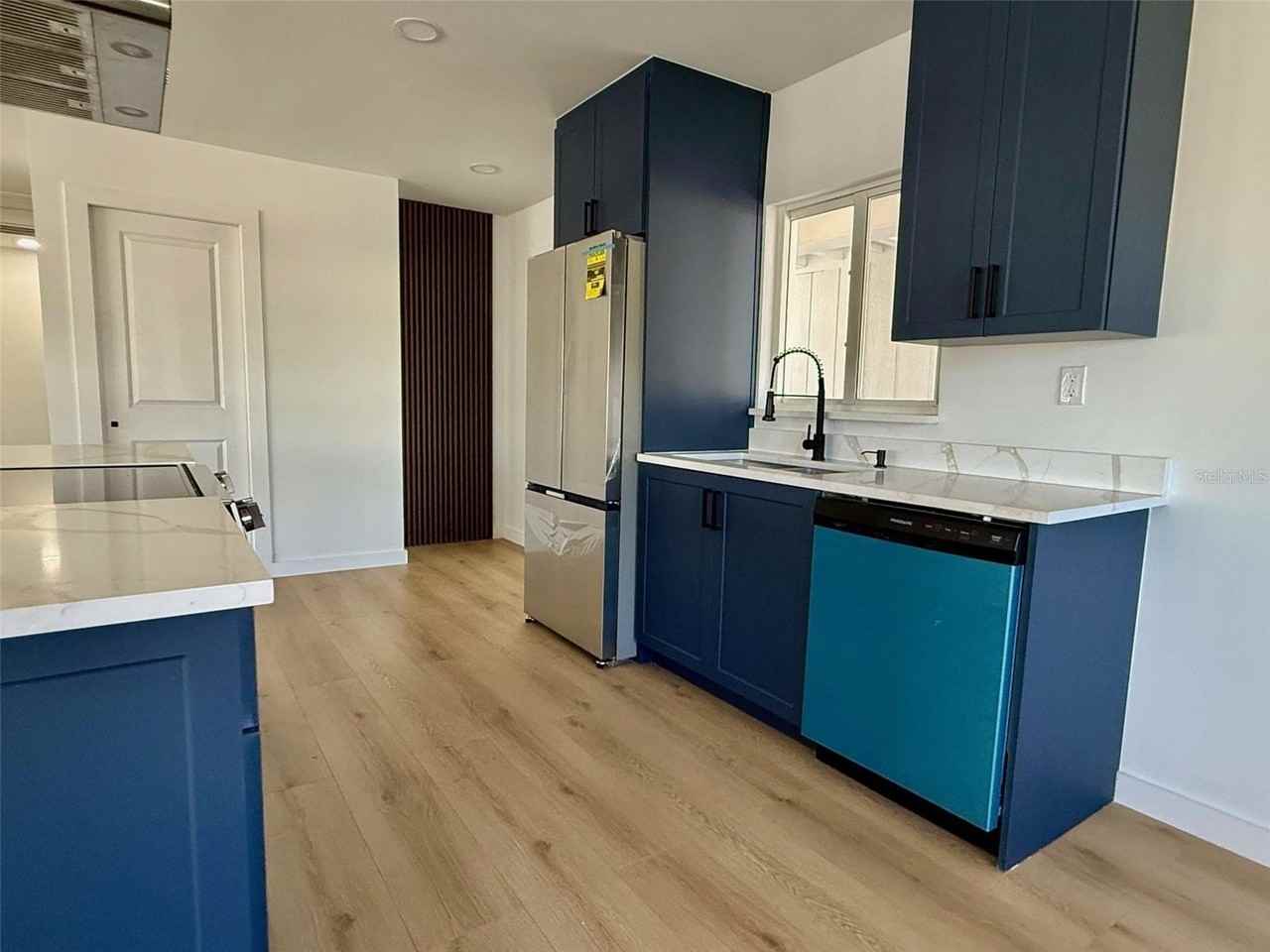 3930 E Eden Roc Cir - Photo 5 of 34