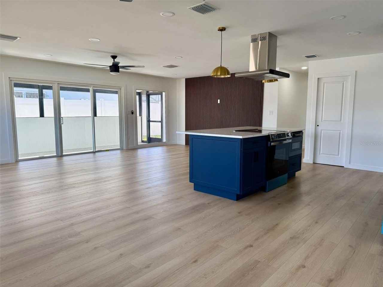 3930 E Eden Roc Cir - Photo 7 of 34