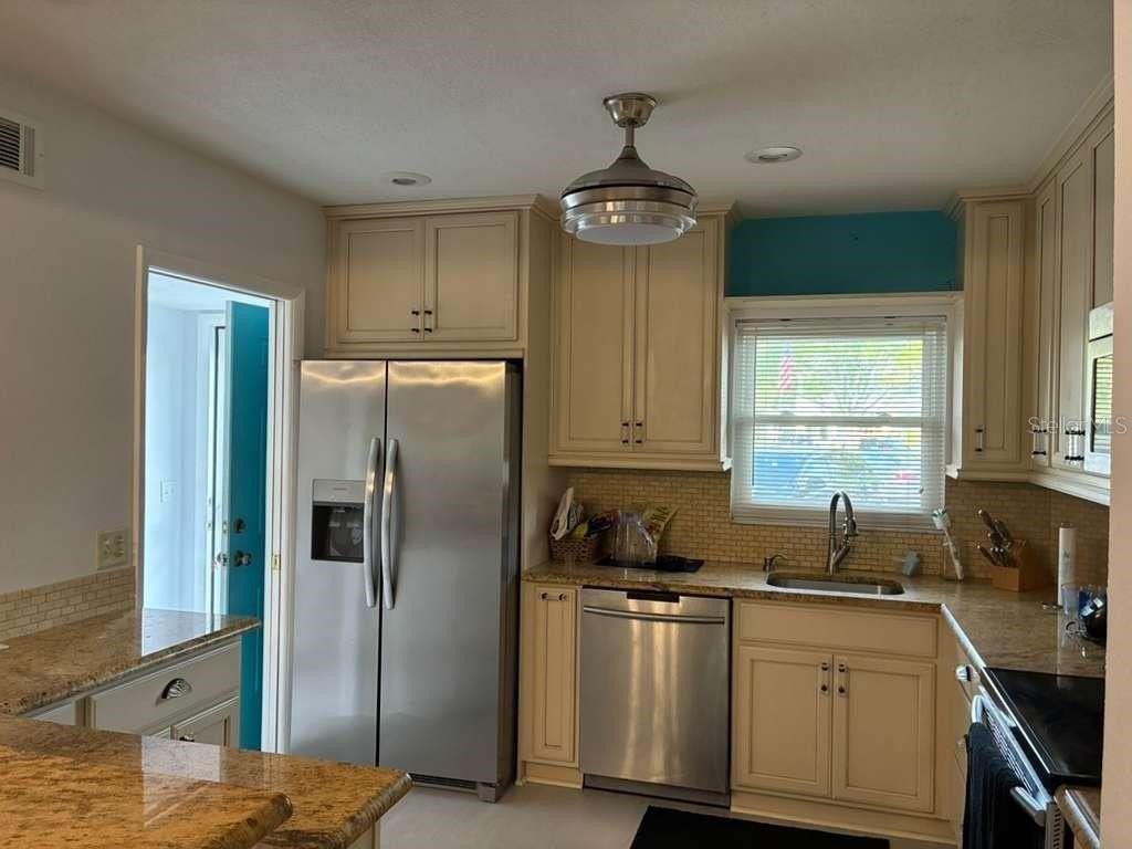 2384 Tahitian Ln #6 - Photo 4 of 23