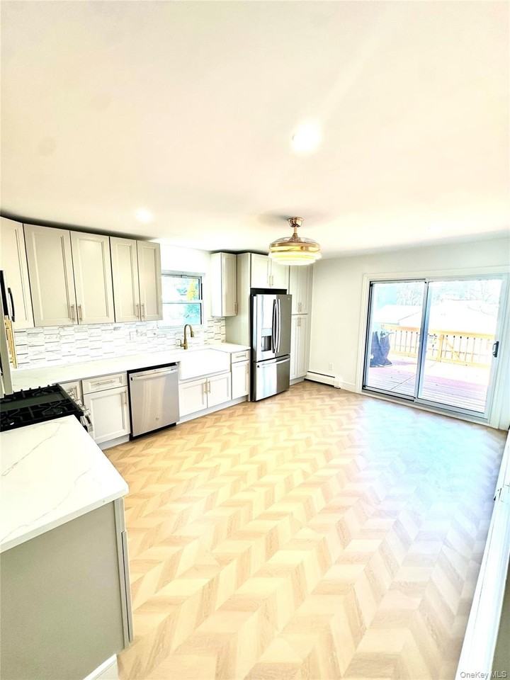 495 Kimball Ave 2nd Fl - Photo 5 of 22