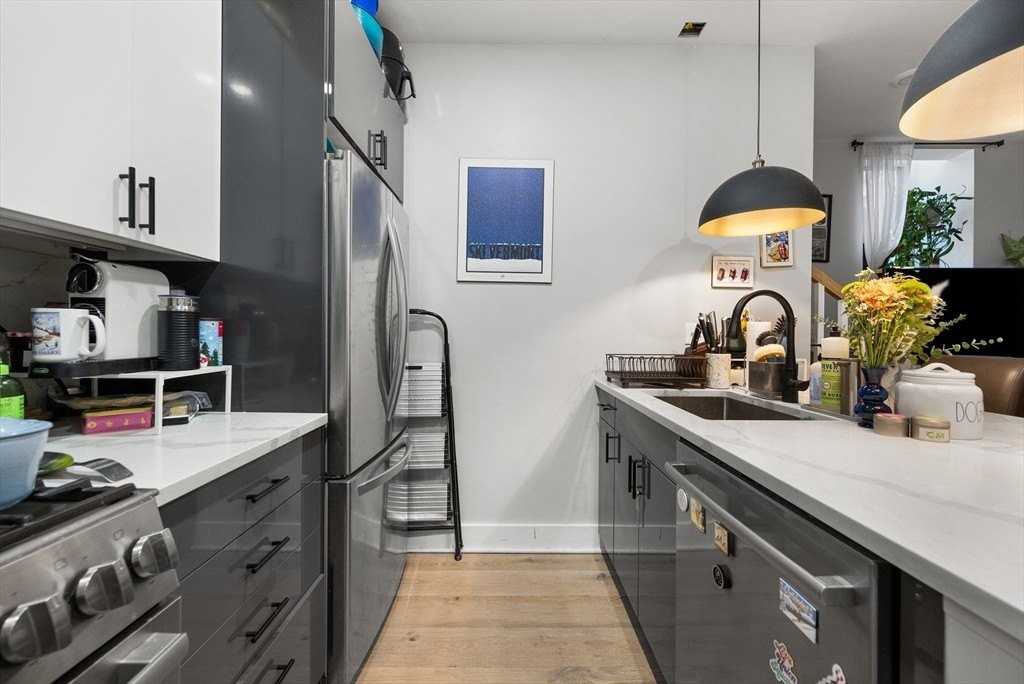 300 Somerville Ave Unit D - Photo 5 of 12