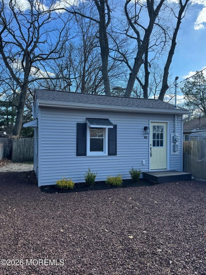 945 Linden Ave - Photo 2 of 10