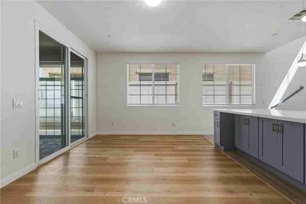 S Via Vis - Photo 6 of 25