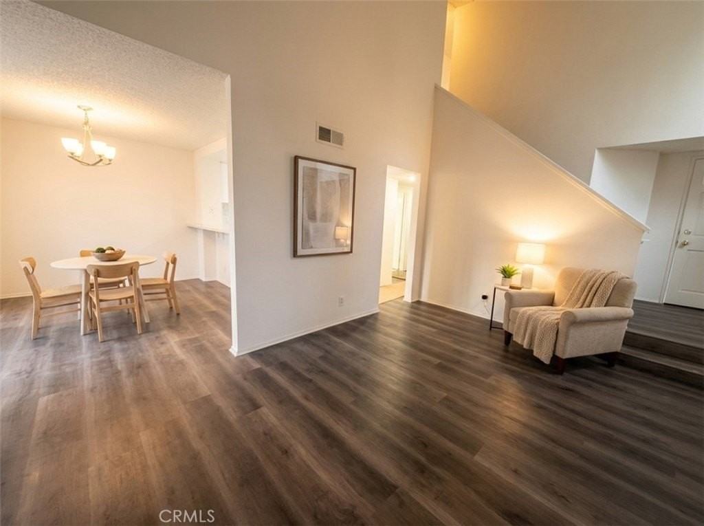 7 Stanford Ct - Photo 3 of 11