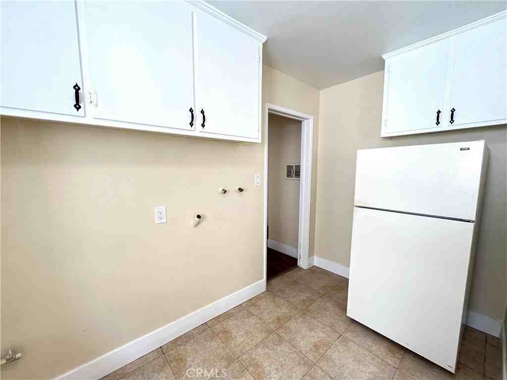 12915 Doty Ave #B - Photo 7 of 10