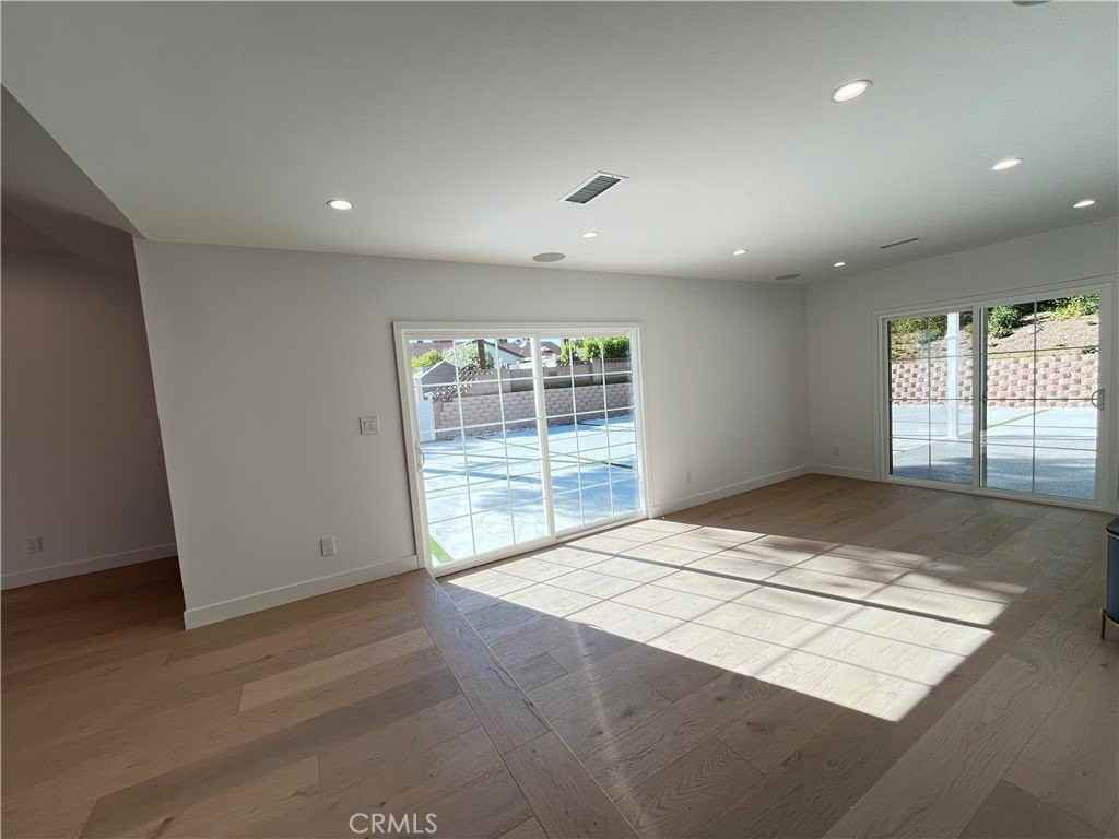 18371 Lahey St - Photo 4 of 32