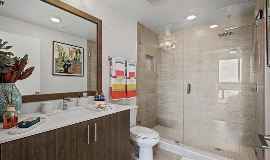 1430 W 37th St - Photo 3 of 10