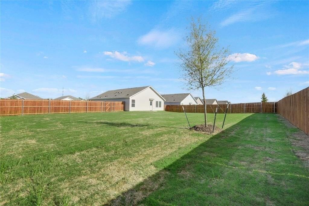 7925 Clements St - Photo 5 of 40