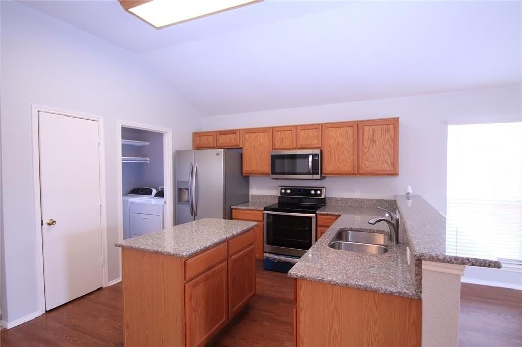 824 Dixon Ln - Photo 4 of 39