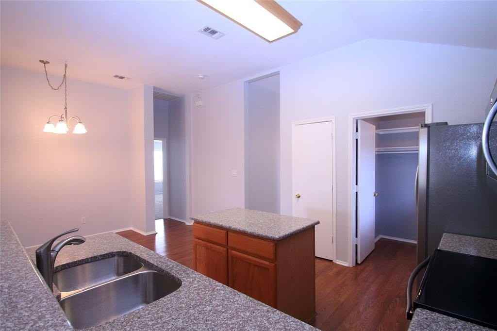 824 Dixon Ln - Photo 6 of 39