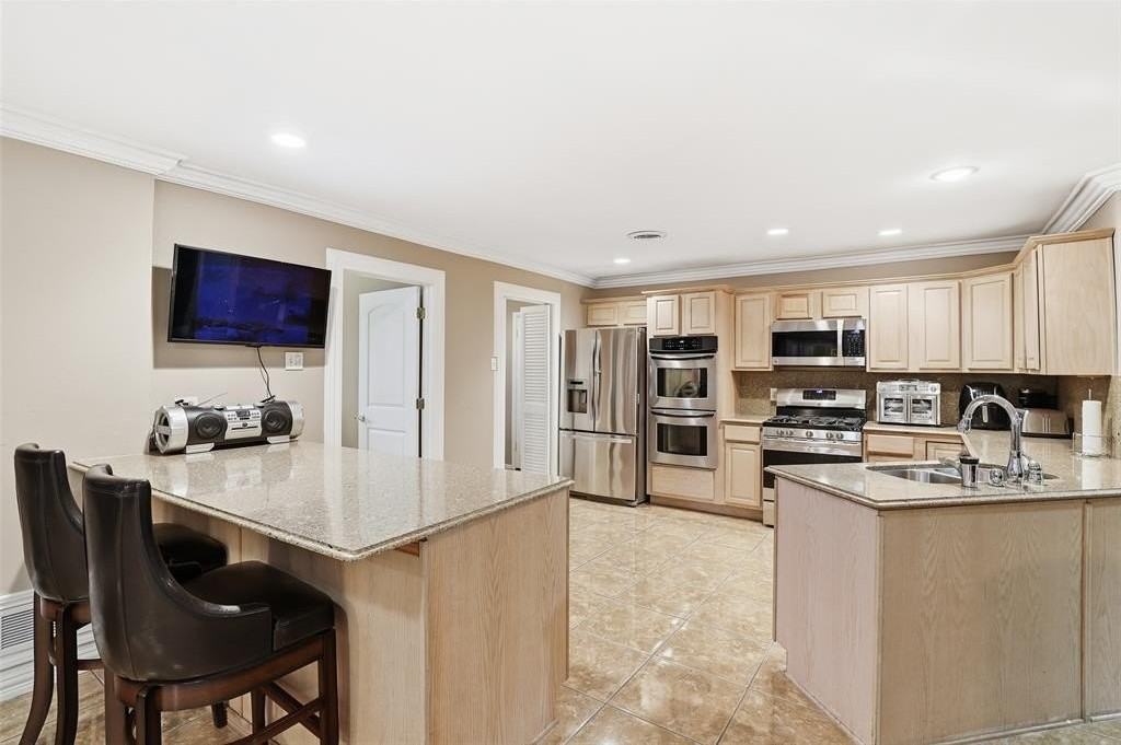 6545 Lyndon B Johnson Fwy - Photo 7 of 20