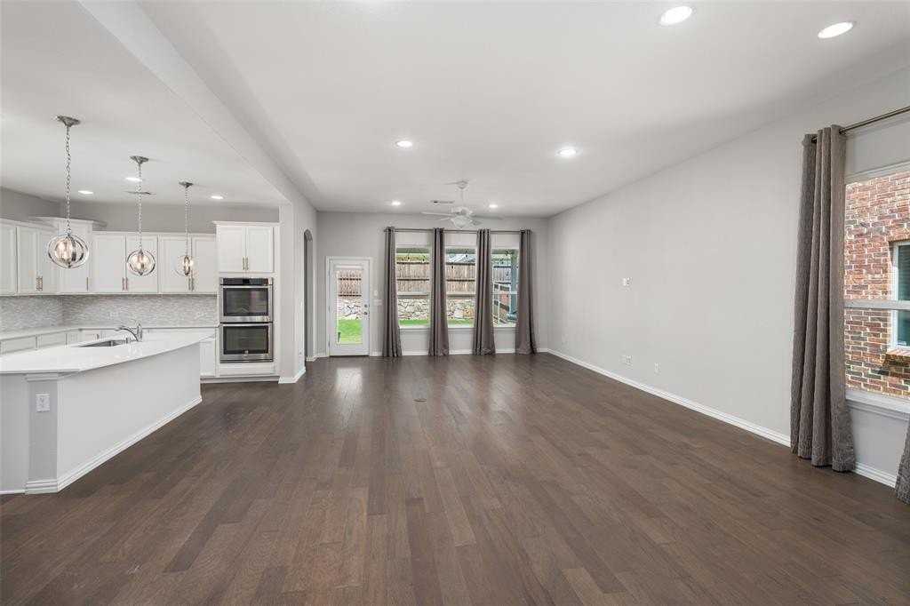 2401 Olivia Ln - Photo 4 of 18