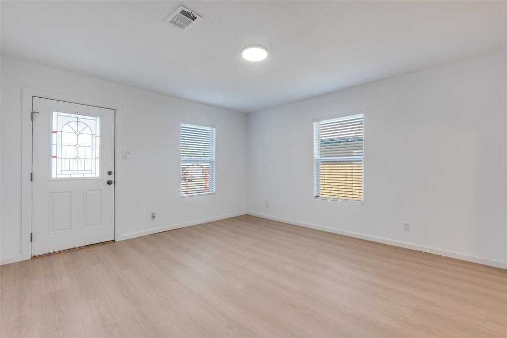 2410 S Marsalis Ave - Photo 4 of 25