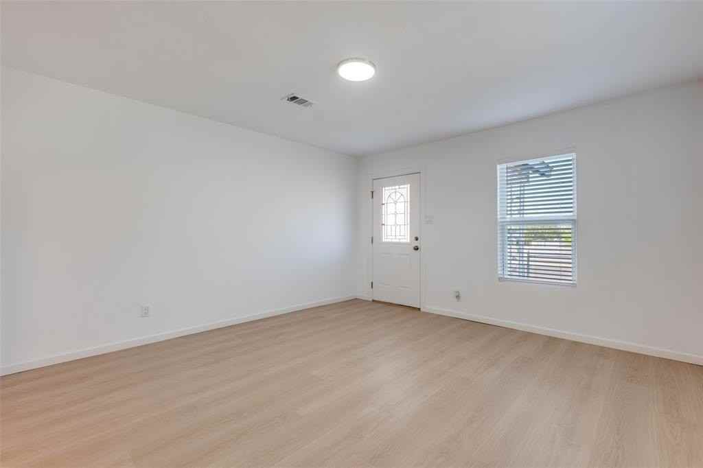 2410 S Marsalis Ave - Photo 6 of 25