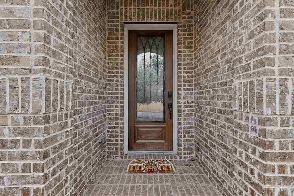 1107 Devonshire Dr S - Photo 3 of 40