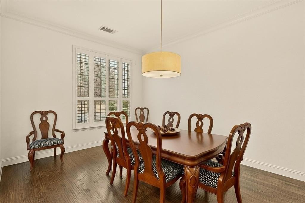 1107 Devonshire Dr S - Photo 4 of 40