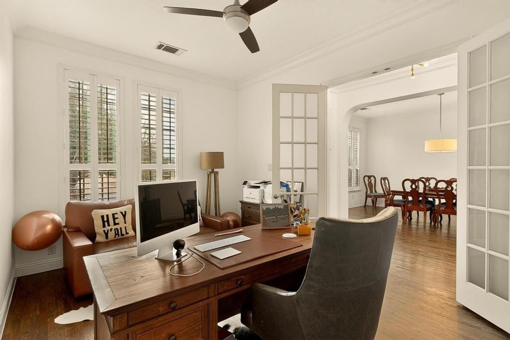 1107 Devonshire Dr S - Photo 5 of 40