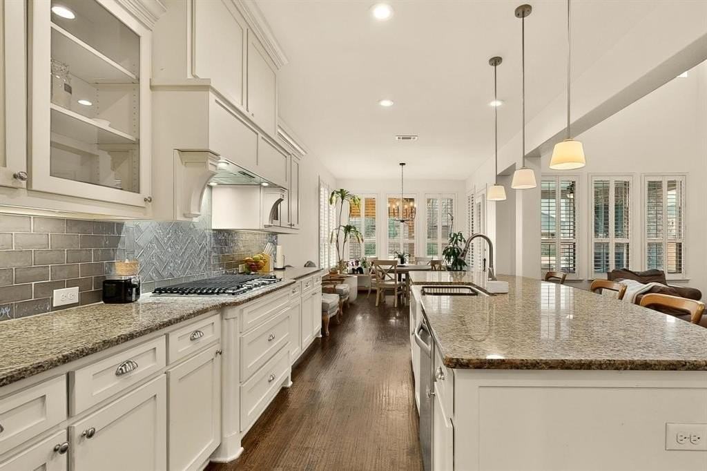 1107 Devonshire Dr S - Photo 6 of 40