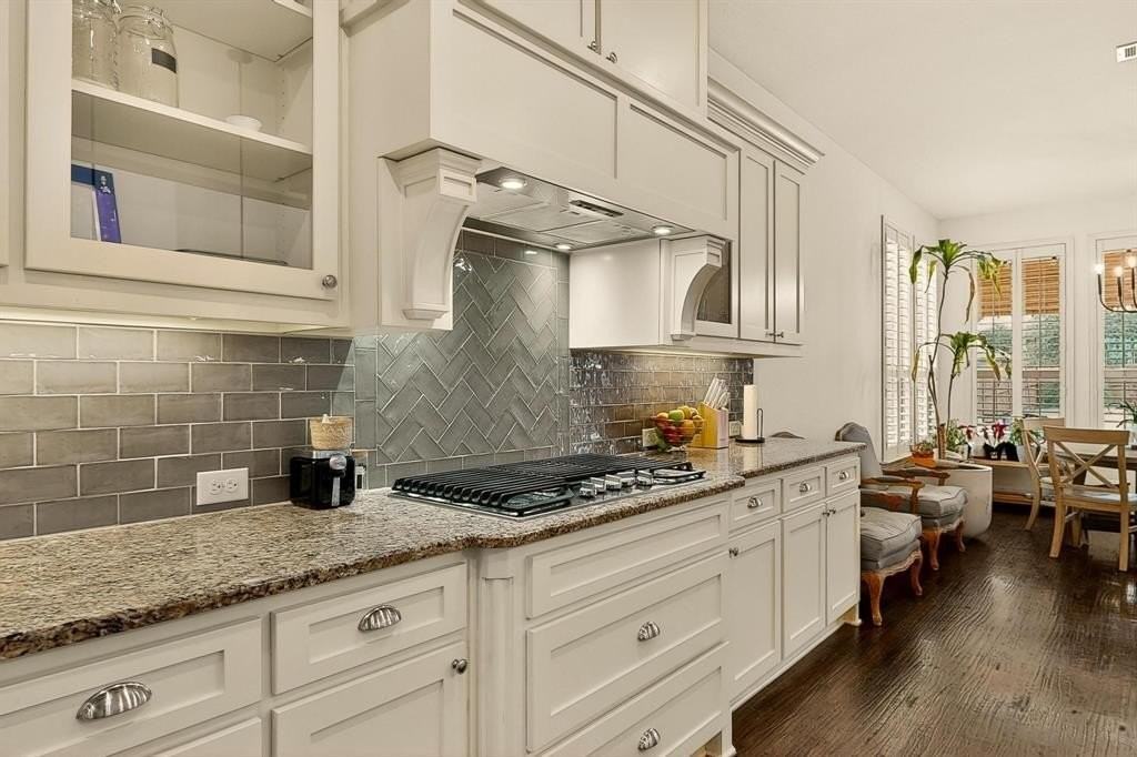 1107 Devonshire Dr S - Photo 7 of 40