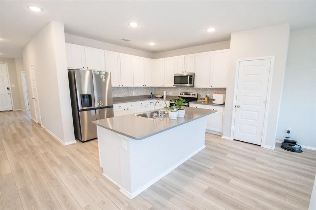 7800 Gangway Dr - Photo 5 of 26