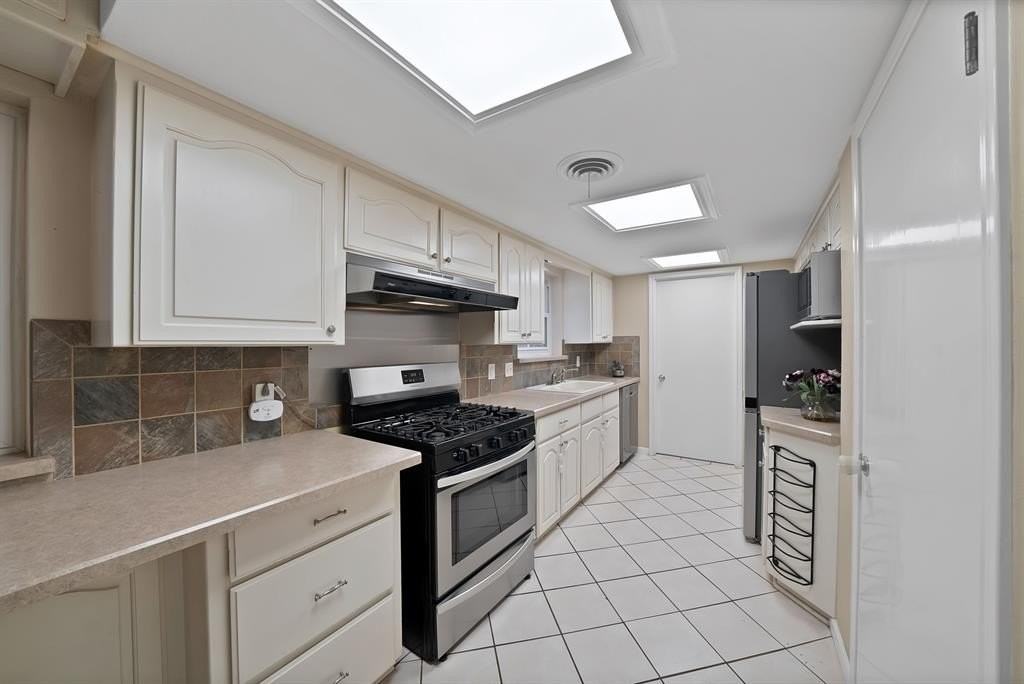 526 Waggoner Dr - Photo 3 of 32