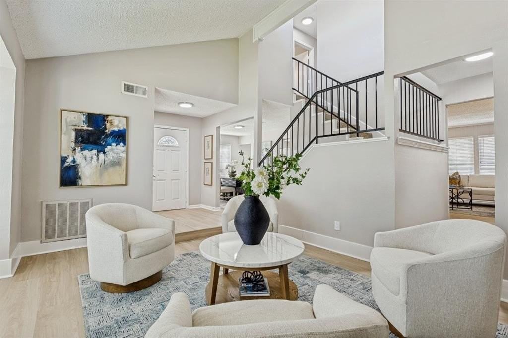 2321 North Ct - Photo 3 of 21