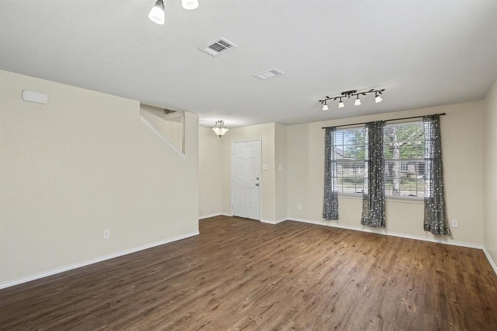 1349 Hillside Dr - Photo 7 of 29