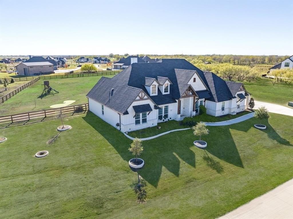 3018 Stardust Ln - Photo 5 of 40