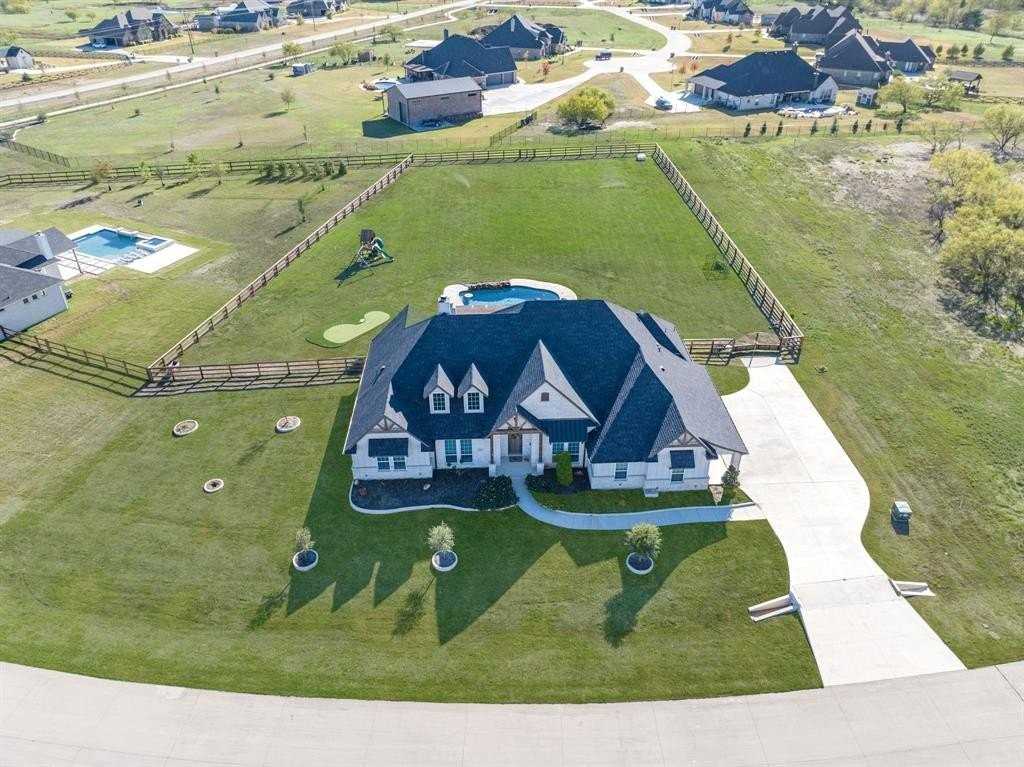 3018 Stardust Ln - Photo 6 of 40