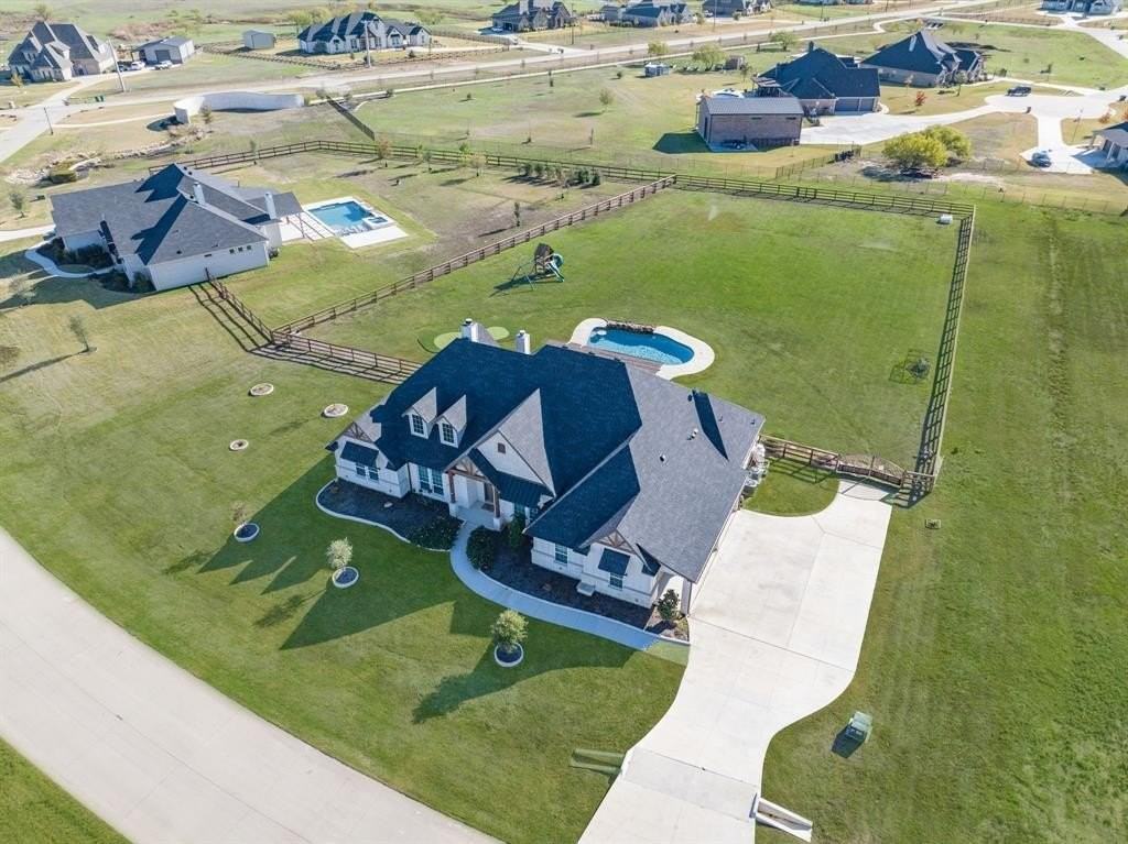 3018 Stardust Ln - Photo 7 of 40