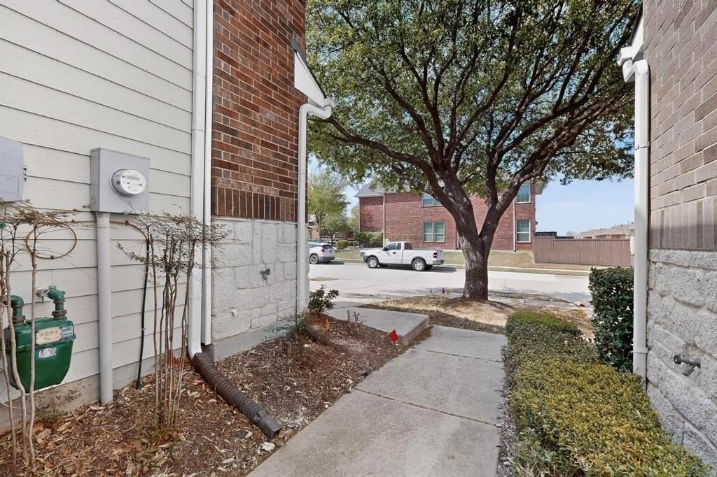 8742 San Bernard St - Photo 7 of 40