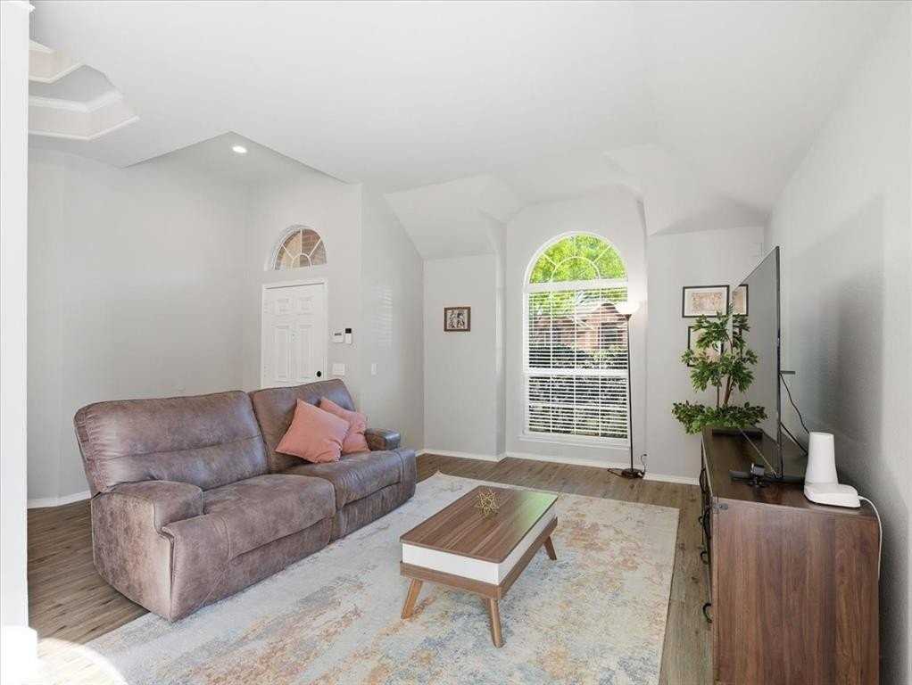 1316 Pelham Ln - Photo 4 of 25