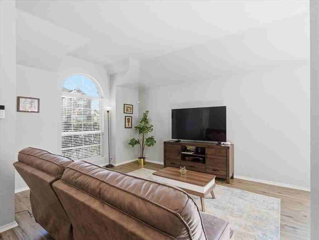 1316 Pelham Ln - Photo 5 of 25