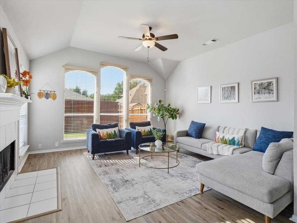 1316 Pelham Ln - Photo 7 of 25