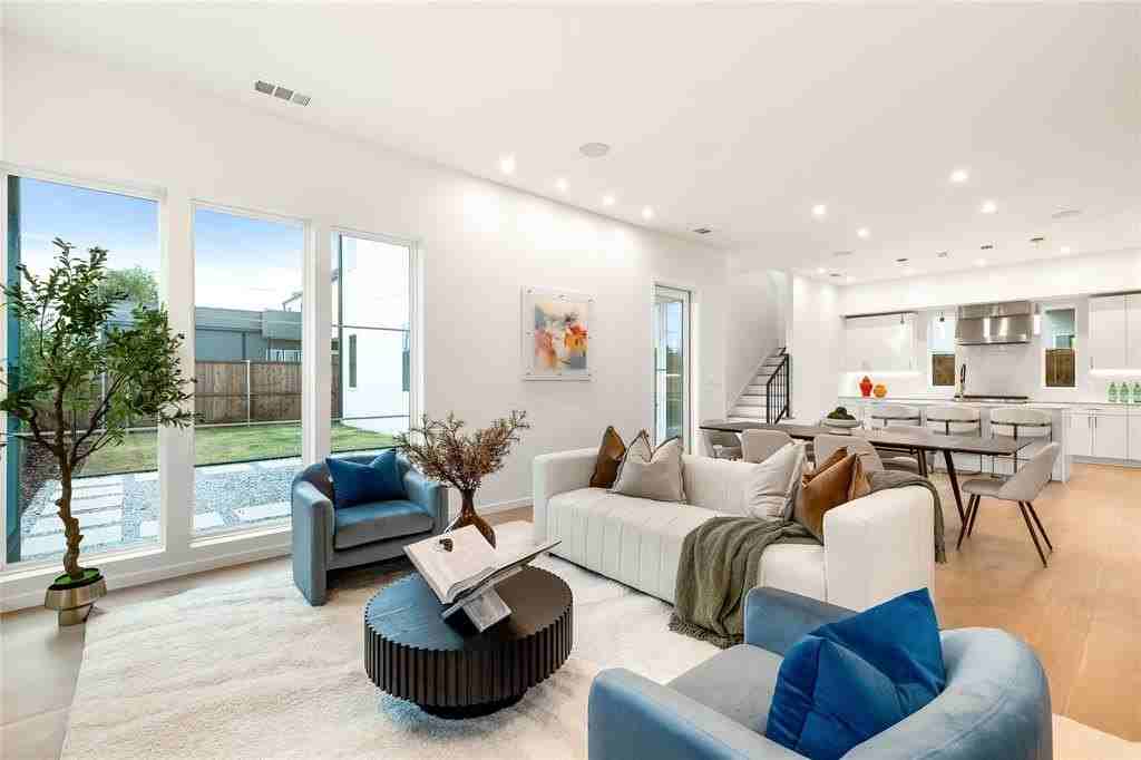 829 Nomas St - Photo 3 of 16