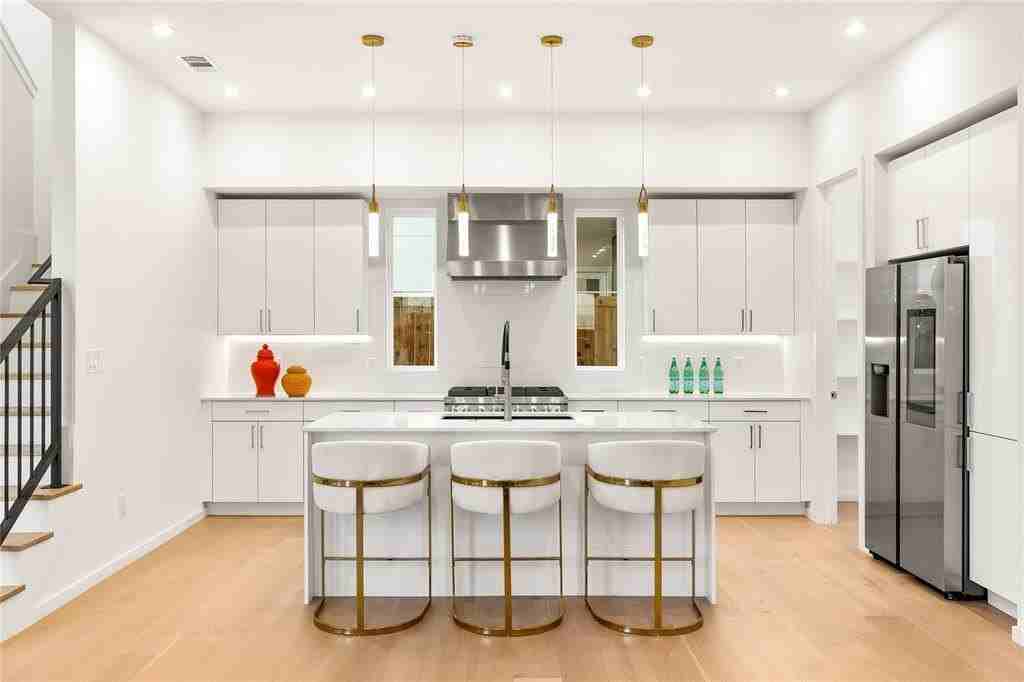 829 Nomas St - Photo 5 of 16