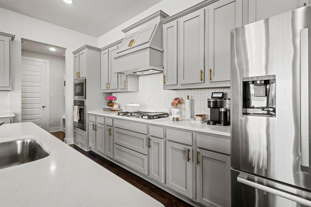 638 Taylor Dr - Photo 4 of 26