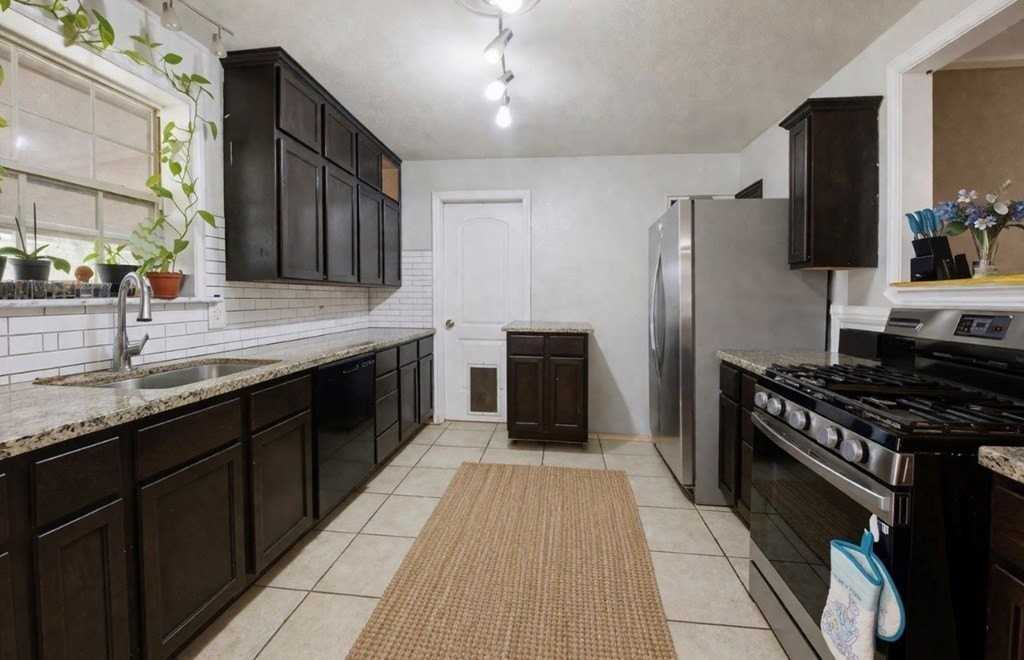 4209 Harlowe Dr - Photo 5 of 19