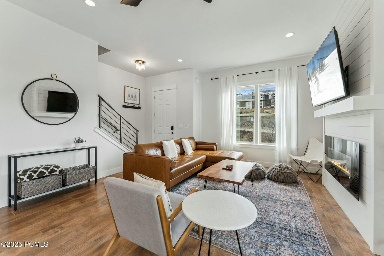 1021 W Wasatch Spring Rd - Photo 2 of 32